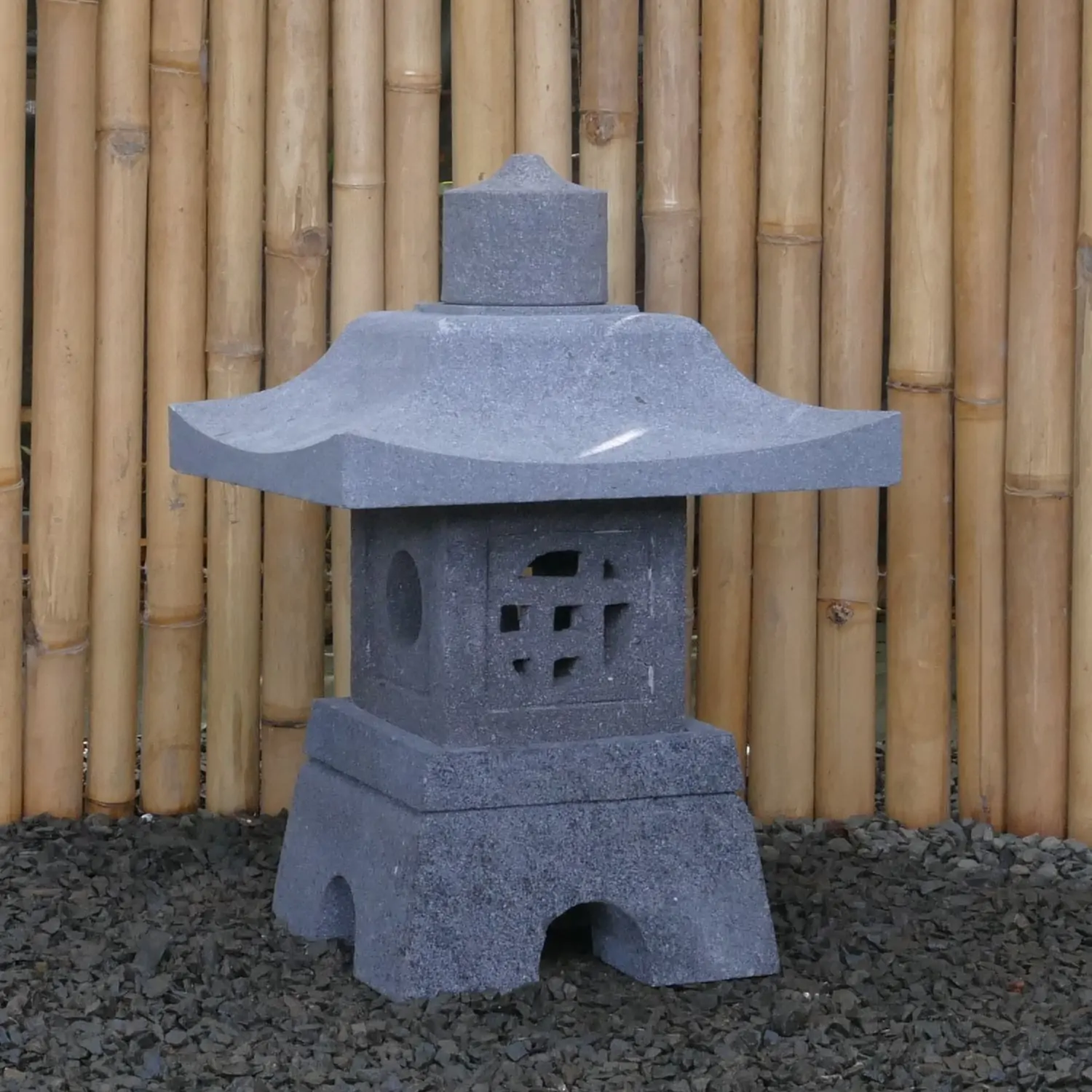 Artikelbild 1 des Artikels “Gartenlaterne im japanischen Stil, hergestellt aus Andesitstein. Mehrteilig. 55 cm Höhe, das Dach ist 40 cm breit. “